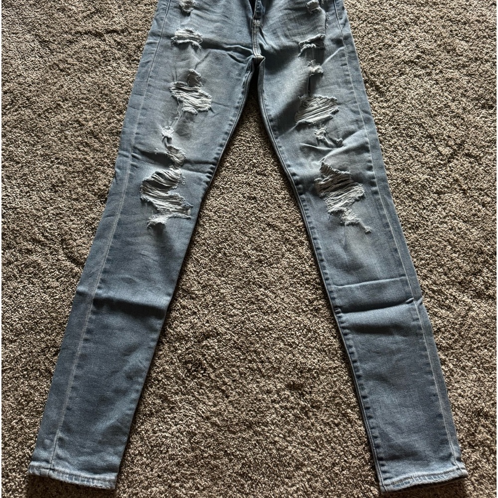 Levi’s ankle length light wash distressed skinny jeans